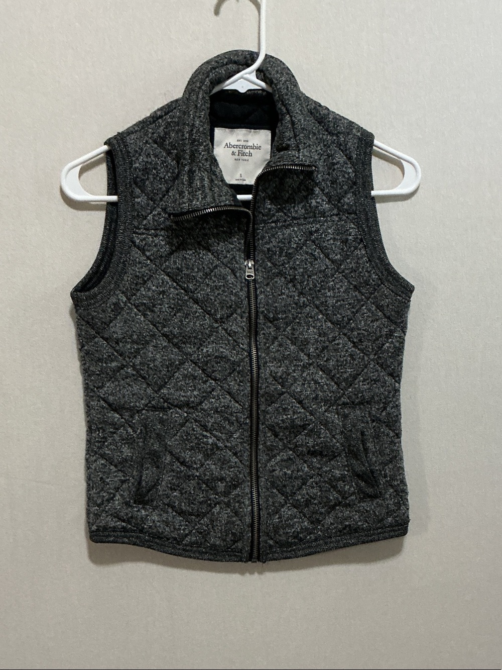 Abercrombie & Fitch Quilted Charcoal Gray Sleeveless Zip Vest